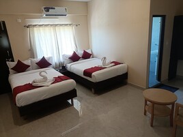 Escritorio y espacio para trabajar con laptop 