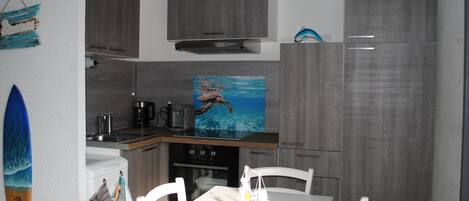 Réfrigérateur, four à micro-ondes, un four, surface de cuisson