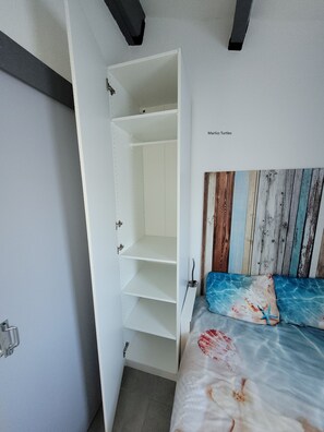 2 habitaciones, tabla de planchar con plancha y cuna de viaje 