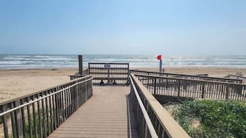 Condo, 2 Bedrooms | Pantai | Pantai berhampiran