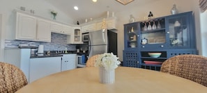 Condo, 2 quartos | Cozinha privada | Geladeira, fogão, cafeteira/chaleira, torradeira