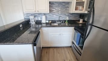 Condo, 2 Bedrooms | Dapur peribadi | Peti sejuk, ketuhar, pembancuh kopi/teh, pembakar roti