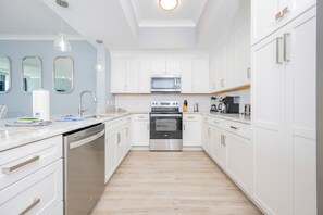 Condo, 3 phòng ngủ | Bếp riêng | Tủ lạnh, lò nướng, dụng cụ pha cà phê/trà 