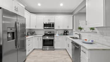 House, 4 Bedrooms | Private kitchen