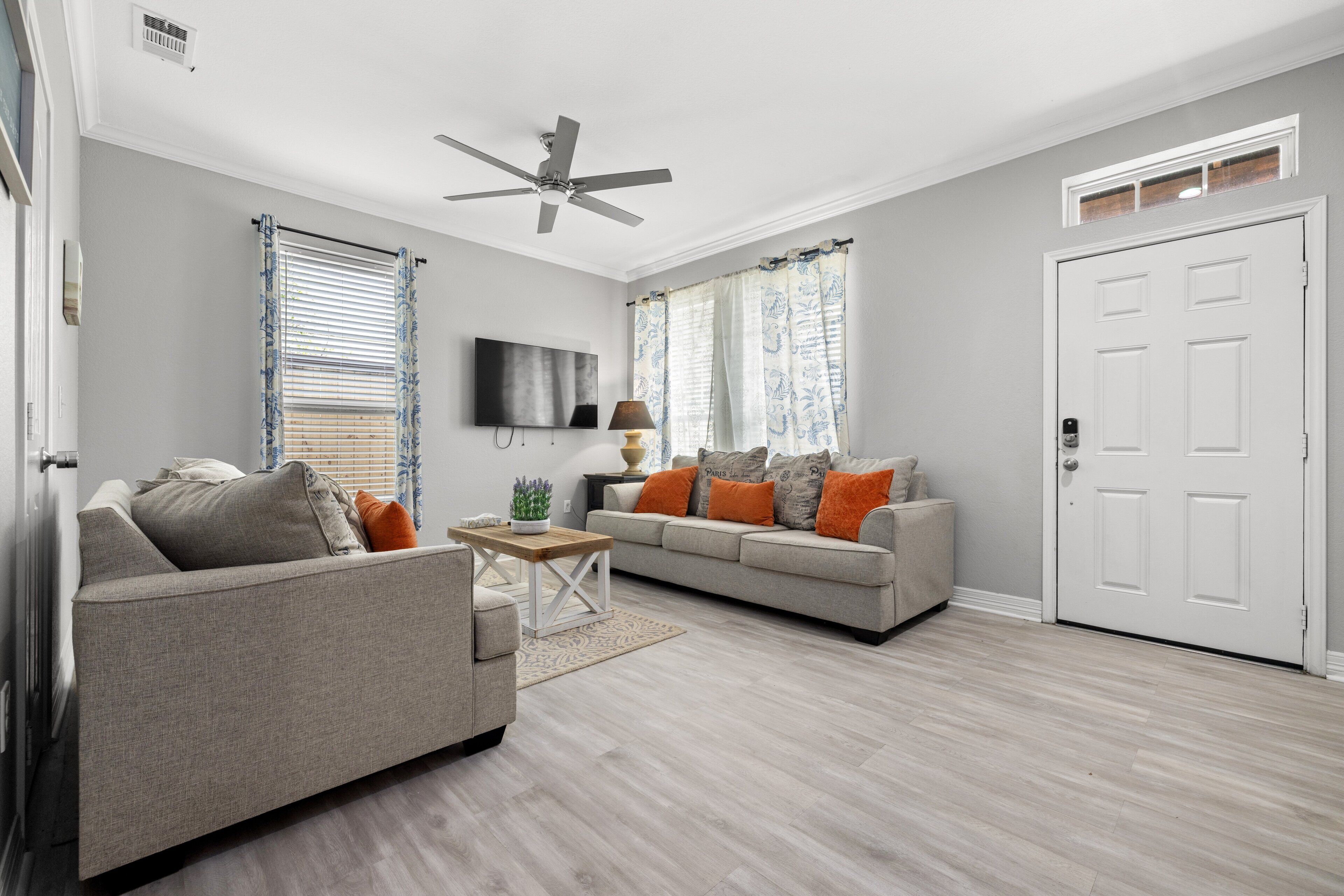 獨棟房屋, 4 間臥室 | 起居區 | 智慧型電視