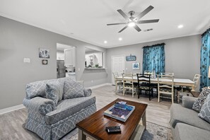 Maison, 4 chambres | Coin séjour | TV connectée