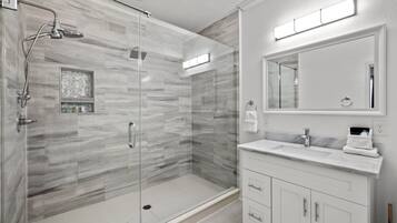 House, 4 Bedrooms | Bathroom | Towels, shampoo