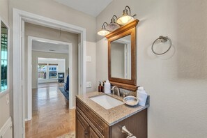 House, 2 Bedrooms | Bathroom | Towels, shampoo