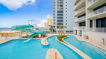 Una piscina techada, una piscina al aire libre