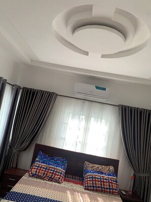 1 bedroom, in-room safe, iron/ironing board, free WiFi - Highly secured 2 floors F2 -1 King bed 2.5 baths entire house, beach across st.: (Cotonou)