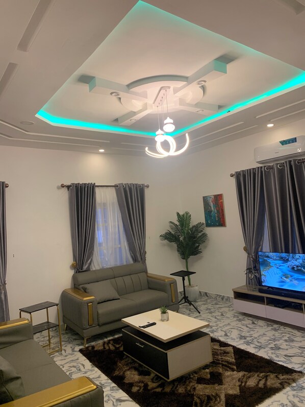 Smart TV - Highly secured 2 floors F2 -1 King bed 2.5 baths entire house, beach across st.: (Cotonou)