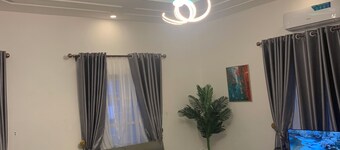 Highly secured 2 floors F2 -1 King bed 2.5 baths entire house, beach across st.: