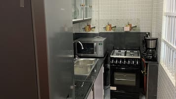 Microonde, forno, piano cottura, macchina per tè/caffè