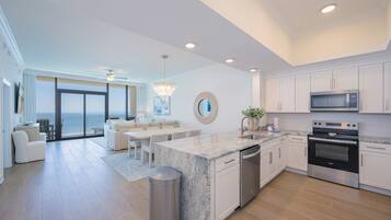 Condo, 3 phòng ngủ | Bếp riêng | Dụng cụ pha cà phê/trà, tủ lạnh, lò nướng
