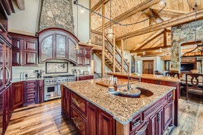 Private kitchen - Bridge To Solitude 6 Bedroom Home (Breckenridge)