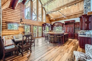 House, 6 Bedrooms | Dining