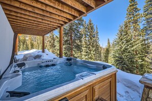 House, 6 Bedrooms | Outdoor spa tub