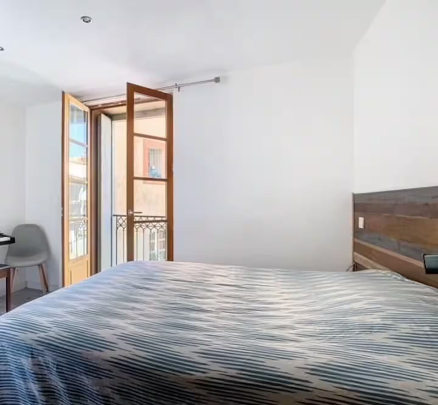 2 chambres, coffres-forts dans les chambres, fer et planche à repasser