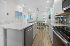 Een koelkast, een microgolfoven, een oven, een kookplaat