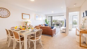 Smart TV, books - Cote D'Azur 42, 61 Donald St - complex pool, lift, linen, bed making and stunning water views (Nelson Bay)