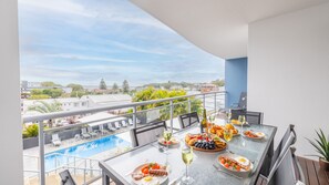 Outdoor dining - Cote D'Azur 42, 61 Donald St - complex pool, lift, linen, bed making and stunning water views (Nelson Bay)