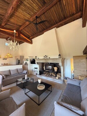 Smart TV, fireplace