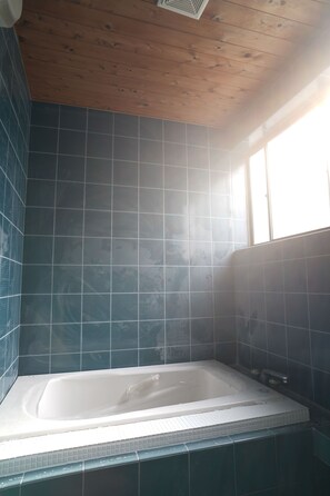 Secador de cabelo, bidê, toalhas de banho, sabonete