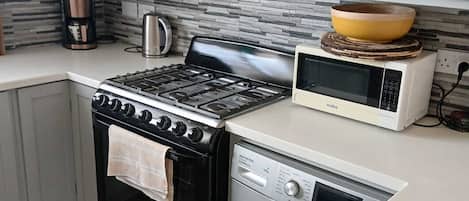 Departamento Deluxe, balcón | Cocina privada | Refrigerador con congelador, microondas, horno y parrilla de estufa