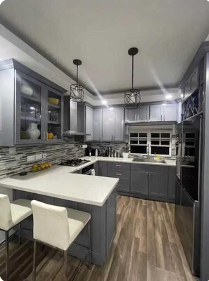 Apartament familiar, balcó | Cuina privada | Frigorífic gran, microones, forn i placa de cuina