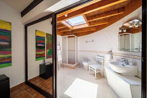 Deluxe Room | Bathroom | Shower, hair dryer, towels, soap - Casa Natura 23 (San Bartolomé)