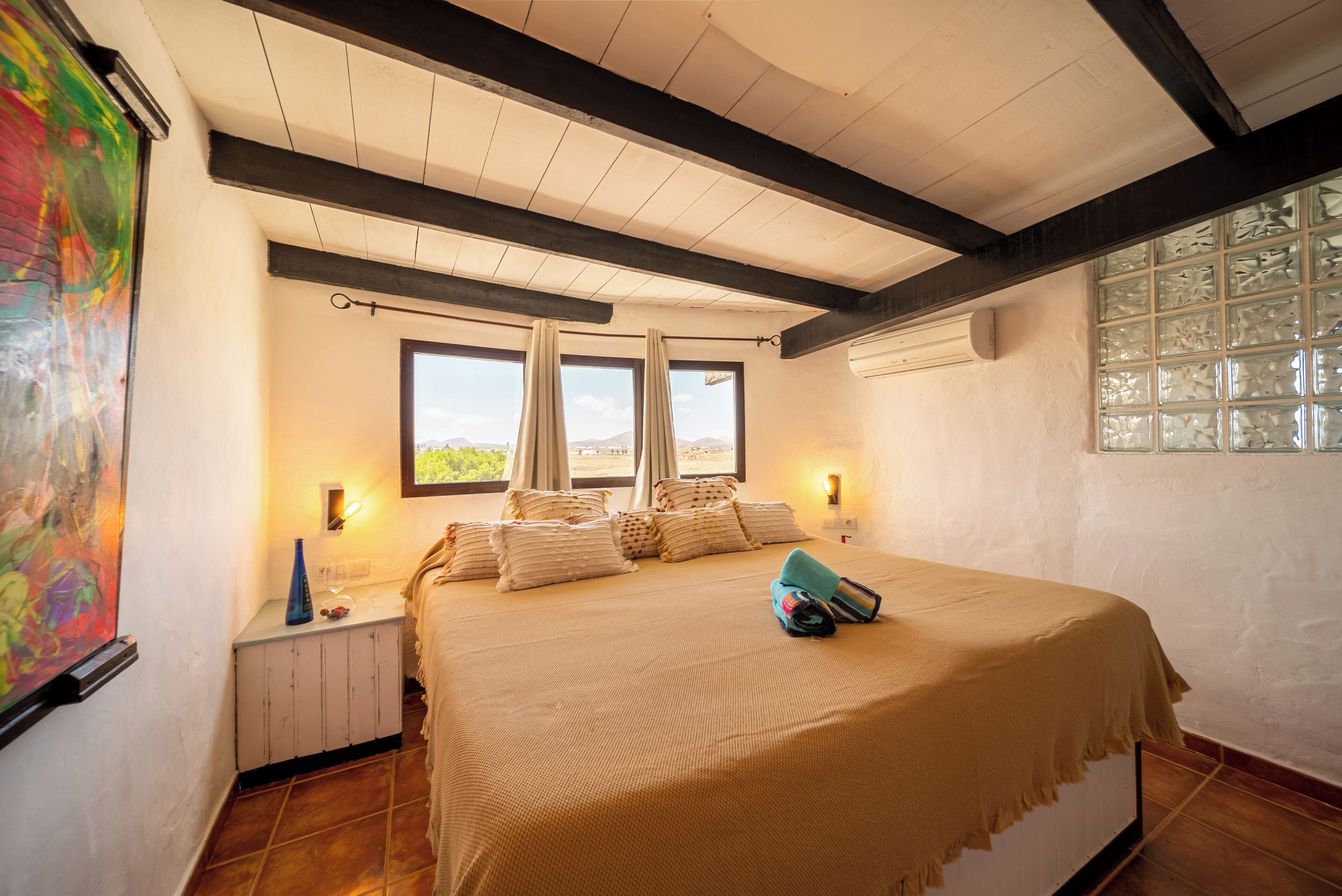 ألحفة محشوة بالريش وواي فاي مجانًا وملاءات أسرّة