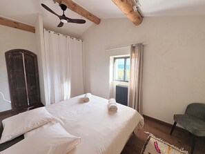 3 quartos, ferros/tábuas de passar roupa, Wi-Fi, roupa de cama