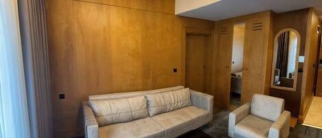 Una sala de estar moderna con un sofá, sillones y una mesita de centro.