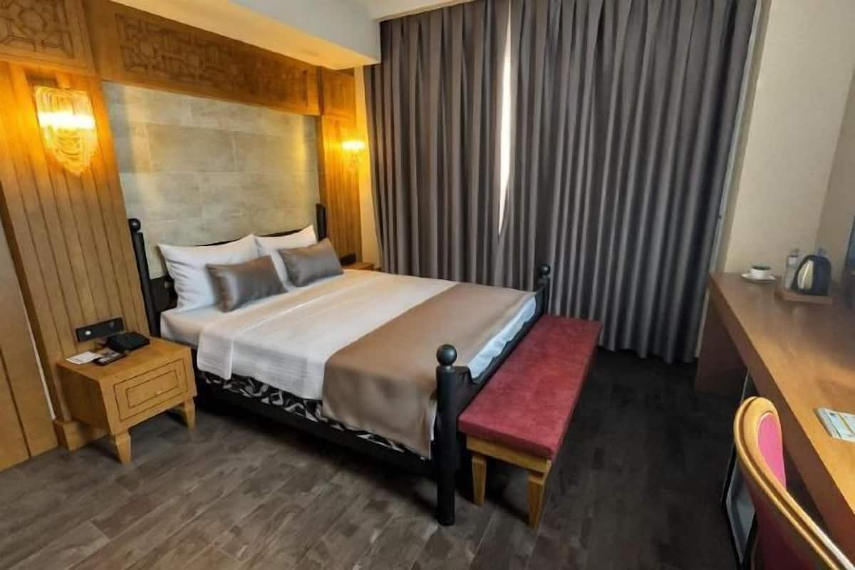 1 bedroom, in-room safe, desk, laptop workspace