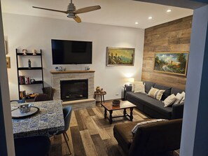 TV connectée, cheminée, livres