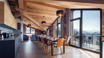 Appartement n°6 | Private kitchen | Full-sized fridge, microwave, oven, stovetop