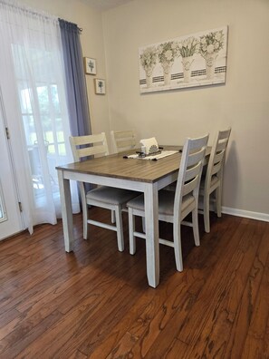 Dining - Cozy, inviting home in Lake City, FL. Minutes from town and close to rivers. (Lake City)
