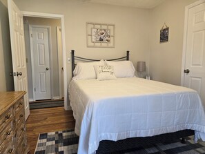 3 bedrooms, desk, iron/ironing board, WiFi - Cozy, inviting home in Lake City, FL. Minutes from town and close to rivers. (Lake City)