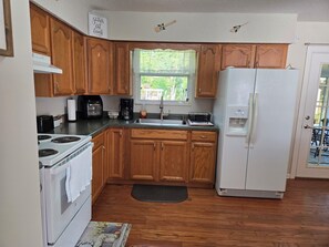 Fridge, microwave, oven, stovetop - Cozy, inviting home in Lake City, FL. Minutes from town and close to rivers. (Lake City)