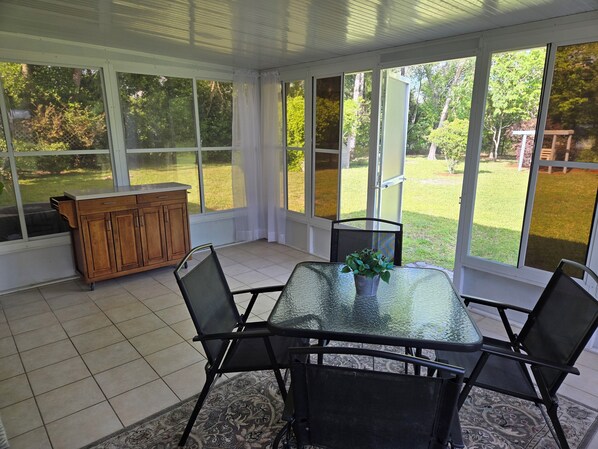 Dining - Cozy, inviting home in Lake City, FL. Minutes from town and close to rivers. (Lake City)