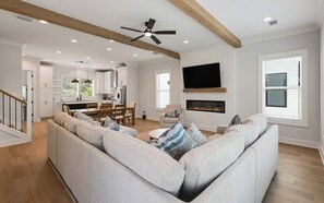 Smart-tv, een open haard en een kantoor