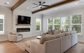 Smart-tv, een open haard en een kantoor