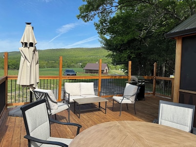 Charming 3-room cabin in Millmont with fire pit, AC, freeWiFi, hammock and porch