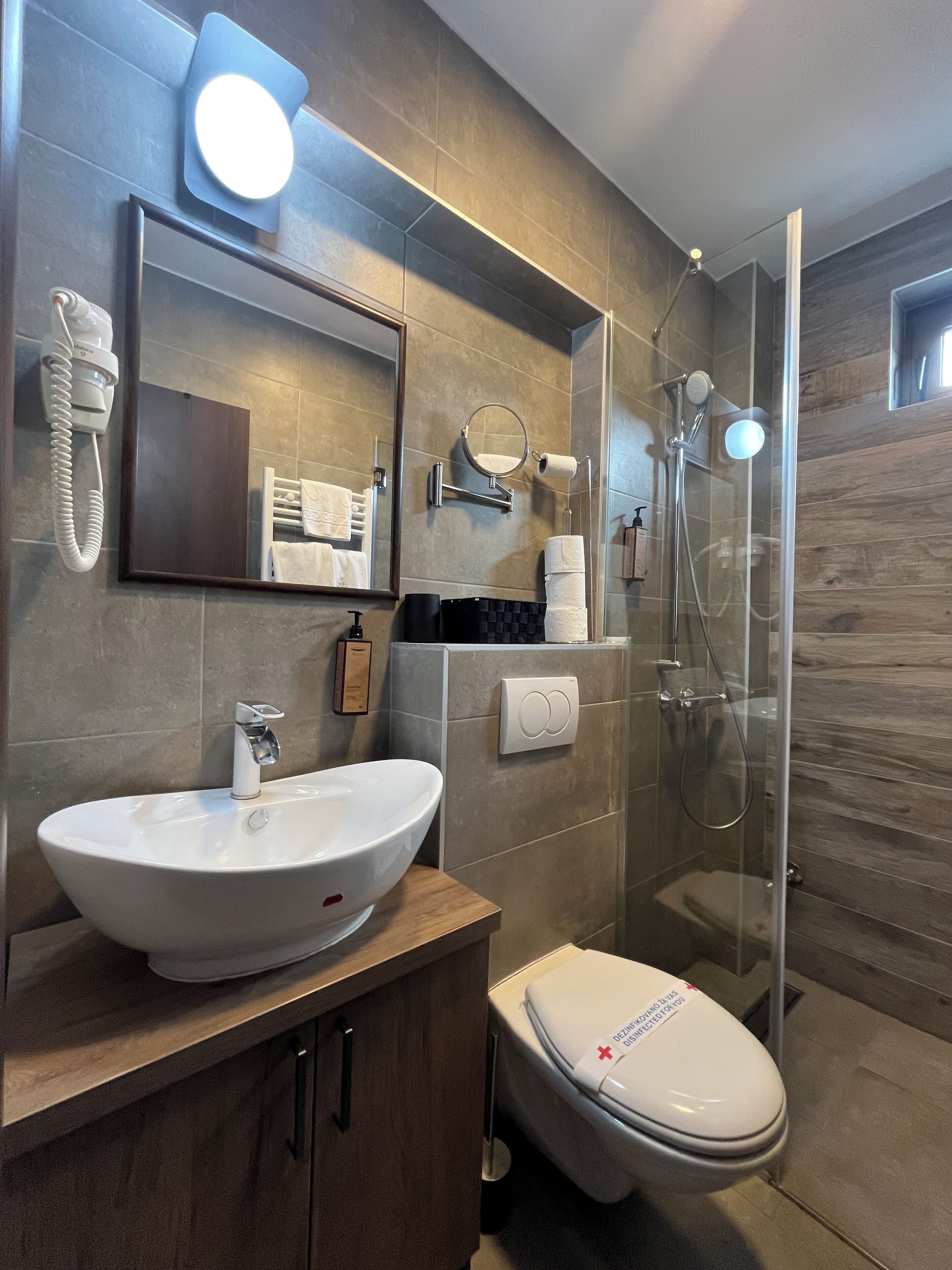 Shower, pengering rambut, jubah mandi, dan sandal