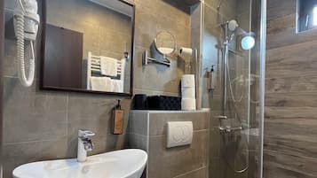 Shower, hair dryer, bathrobes, slippers