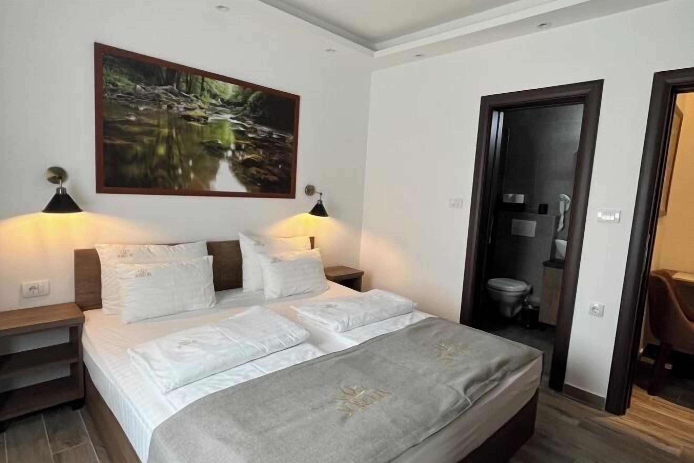 Minibar, safe på rommet, skrivebord for bærbar PC og blendingsgardiner