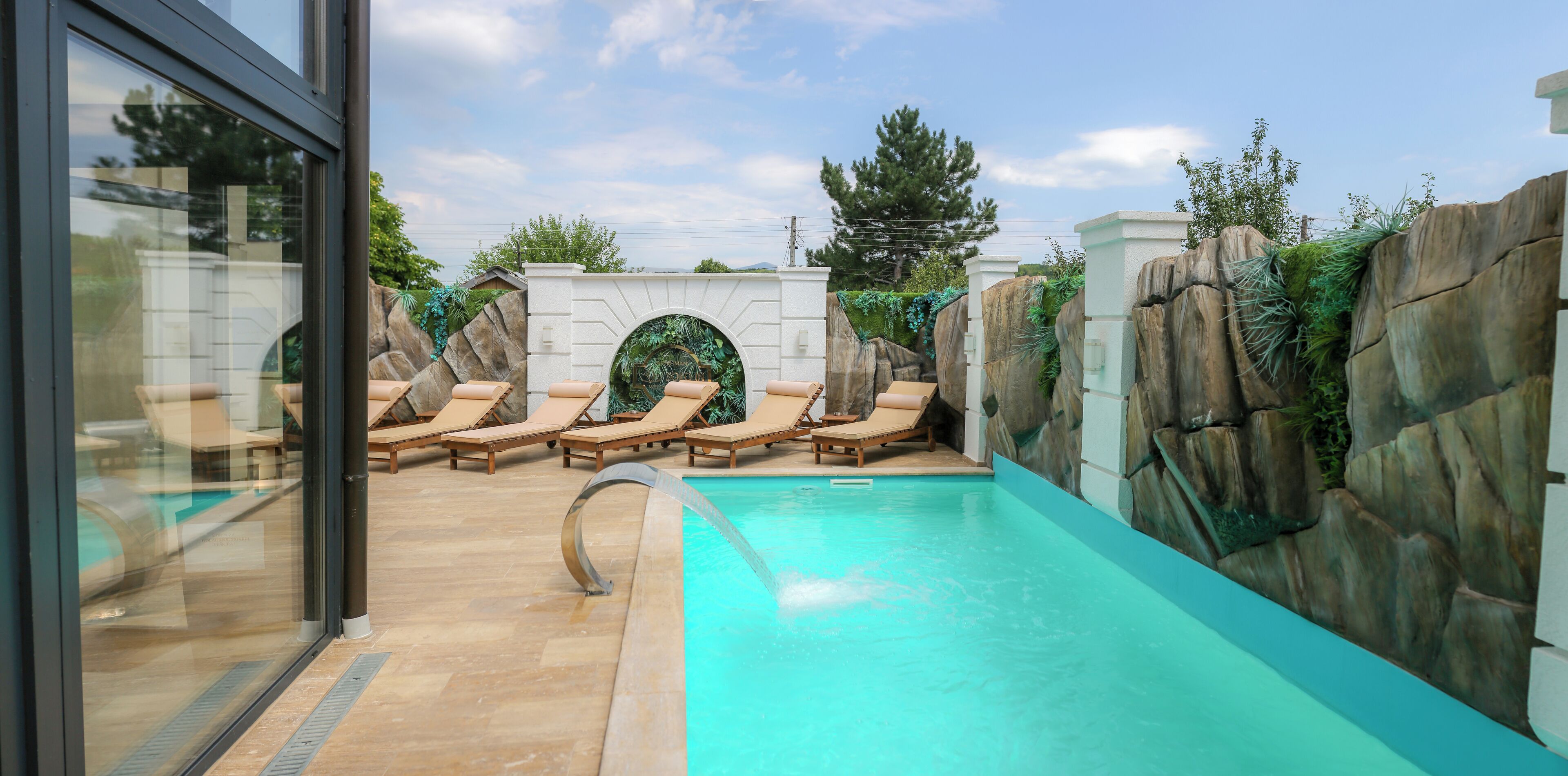 Een seizoensgebonden buitenzwembad