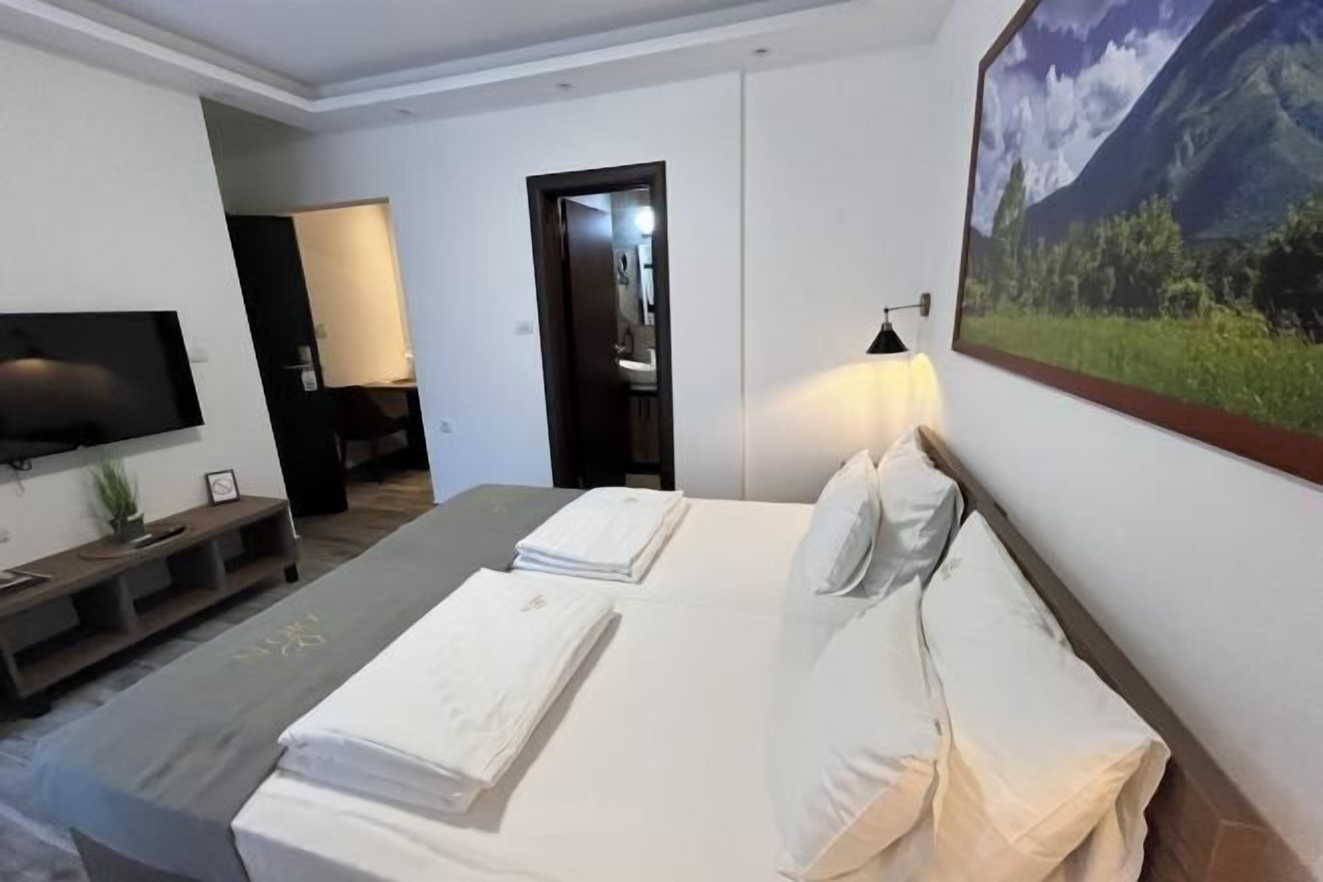 Minibar, safe på rommet, skrivebord for bærbar PC og blendingsgardiner