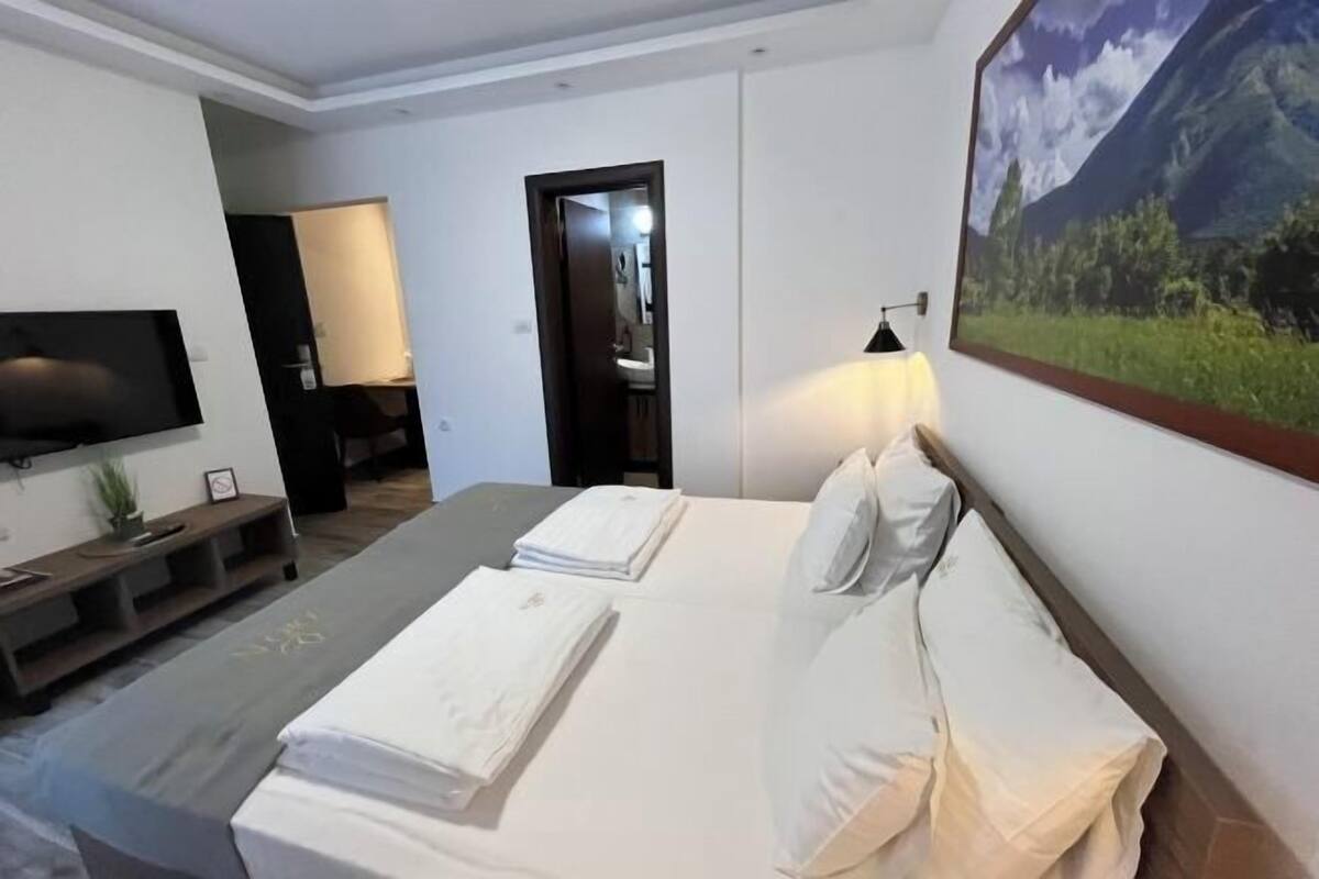 Minibar, in-room safe, laptop workspace, blackout curtains