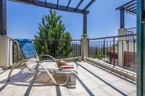 J1 Holiday House Adjacent to Aphrodite Hills